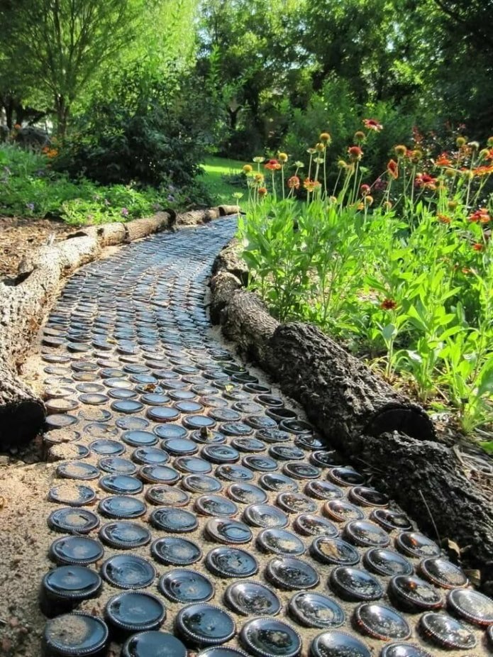 Caminho de jardim feito de garrafas