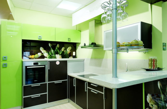 interior da cozinha em tons de preto e verde