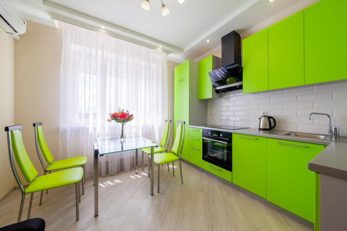 móveis e eletrodomésticos no interior da cozinha em tons de verde claro