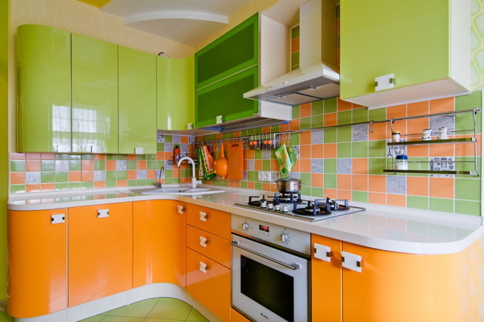 interior da cozinha em tons de laranja e verde-claro