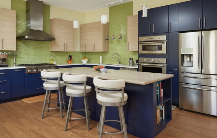 interior da cozinha em tons de azul-esverdeado