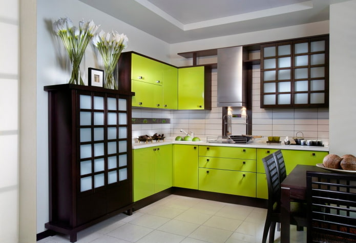 móveis e eletrodomésticos no interior da cozinha em tons de verde-claro