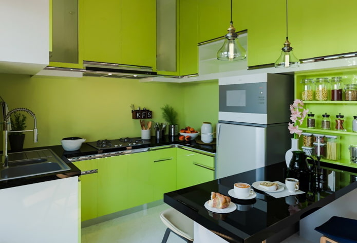 iluminação e decoração no interior da cozinha em tons de salada