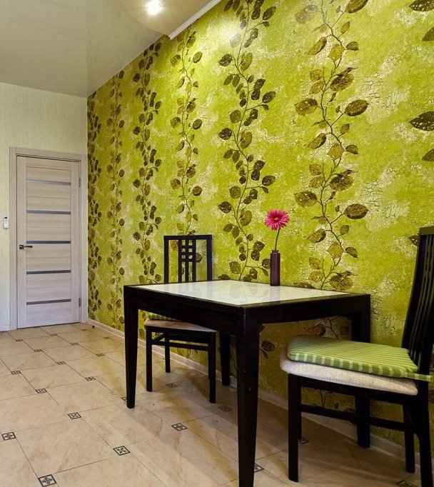 papel de parede verde-salada no interior da cozinha