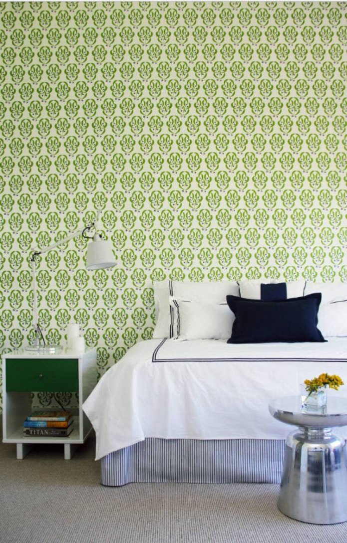 papel de parede verde-claro no interior do quarto