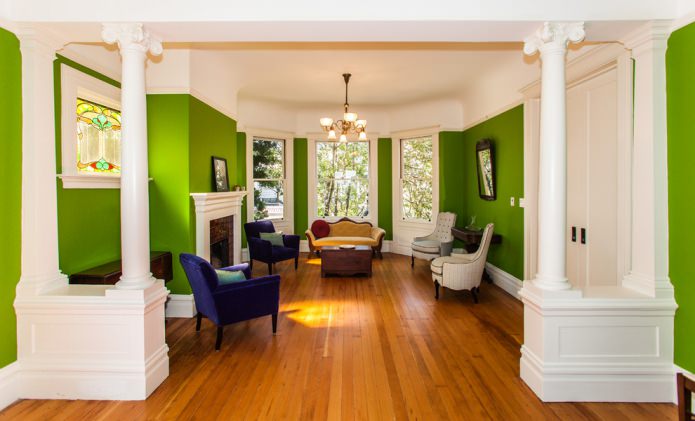 Interior clássico com paredes verde-claro