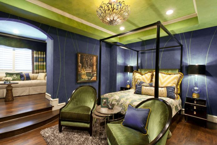 Quarto verde-claro e roxo