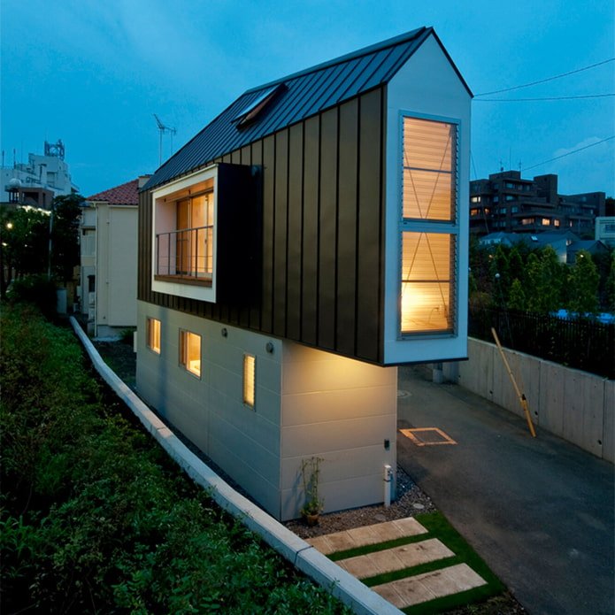 casa estreita em Tóquio à noite