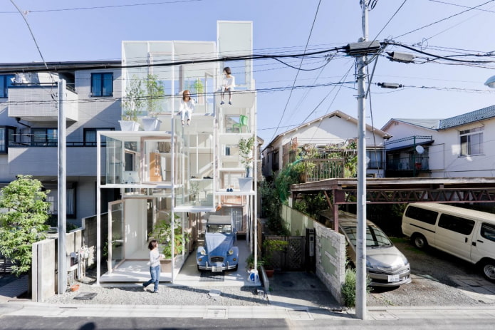 casa transparente em Tóquio vista de fora