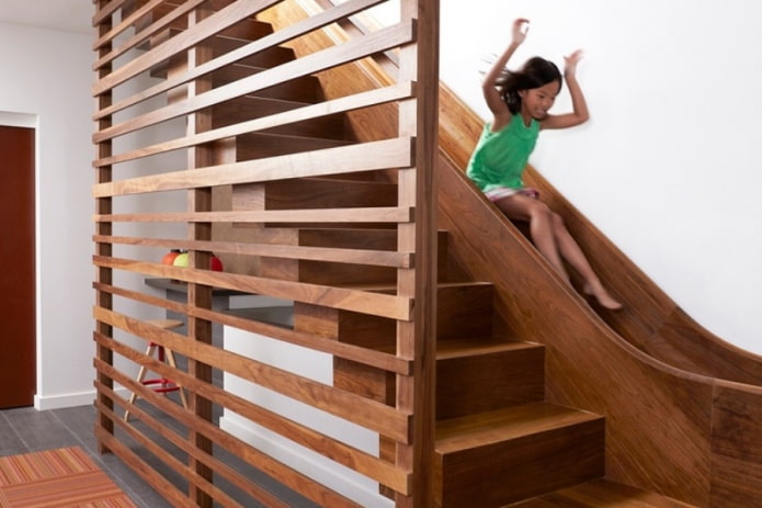 Casa japonesa com vista de um slide de dentro