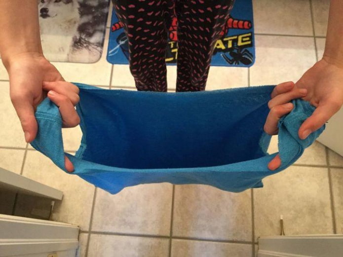 bolsa de compras com roupas velhas