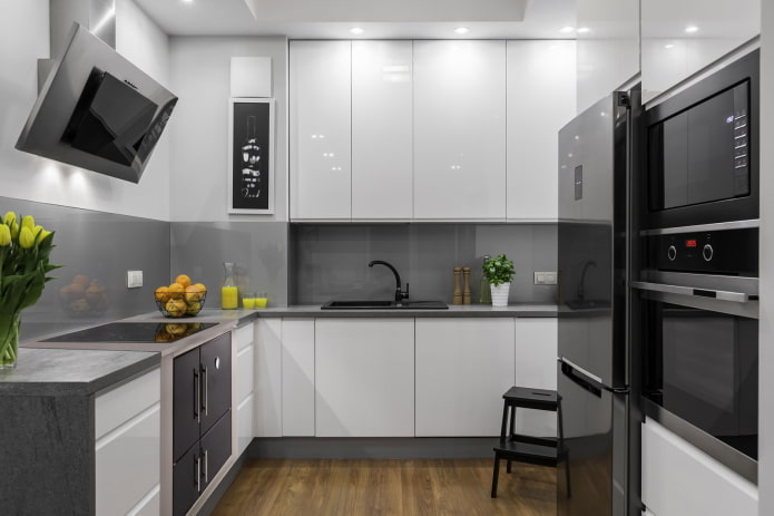 interior da cozinha em tons de cinza e branco