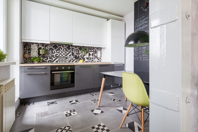 interior da cozinha em tons de cinza e branco