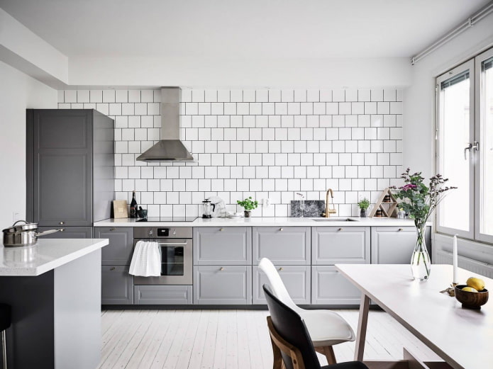 interior da cozinha em tons de cinza e branco