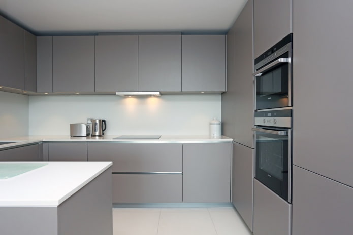 interior da cozinha em tons de cinza e branco