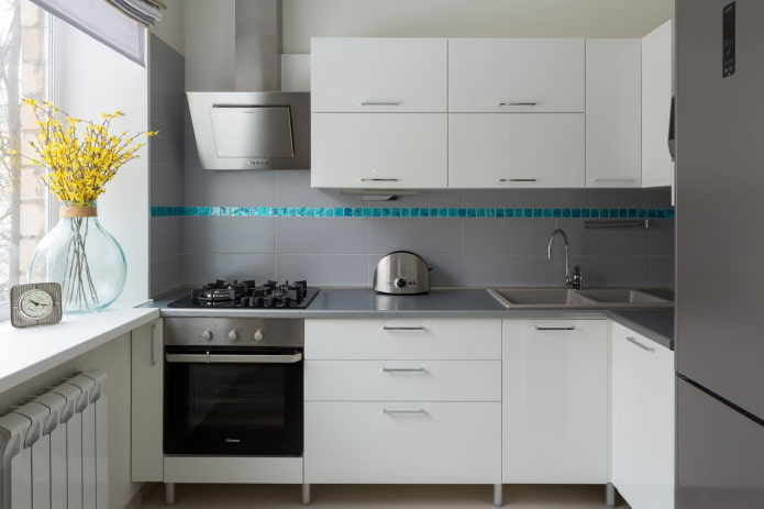 interior da cozinha em tons de cinza e branco