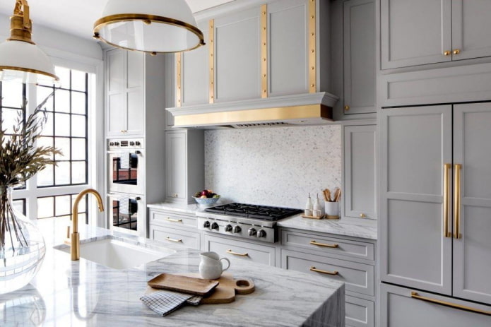 cozinha em tons de cinza com detalhes brilhantes