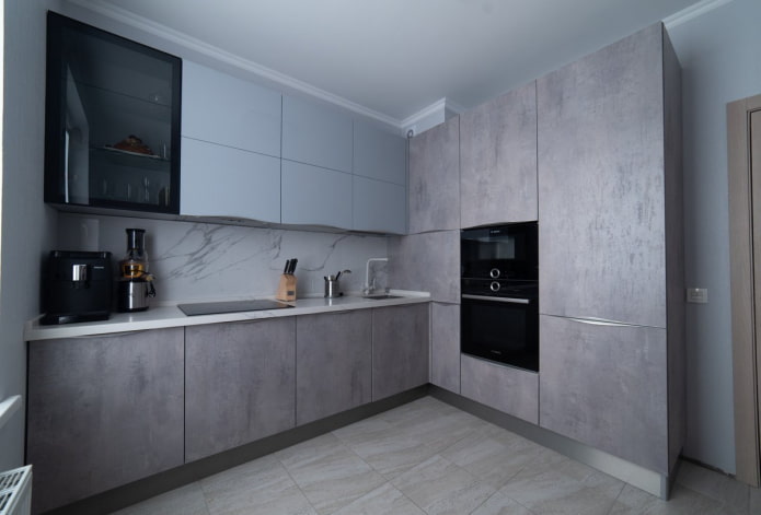acabamento no interior da cozinha em tons de cinza