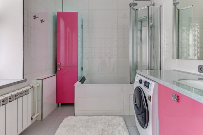 design de banheiro com frentes de móveis rosa