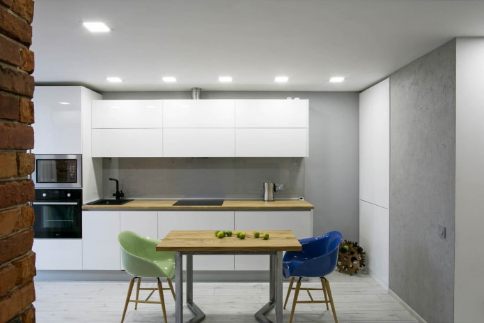 cadeiras de plástico multicoloridas em uma cozinha cinza e branca