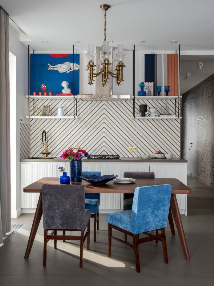 detalhes em azul e vermelho em uma cozinha cinza e branca