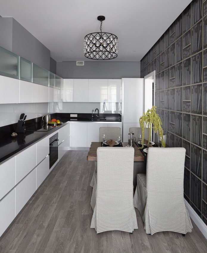 decoração de parede original em uma cozinha-sala de jantar cinza e branca