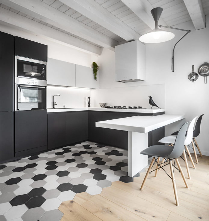 bela combinação de azulejos e madeira no chão de uma cozinha cinza e branca