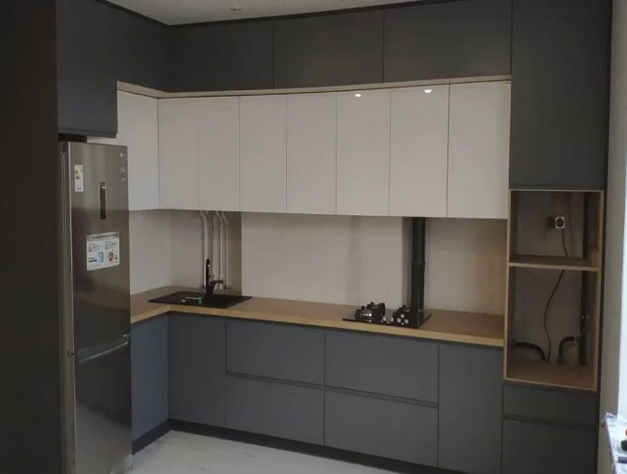 piso de madeira claro em uma cozinha cinza e branca