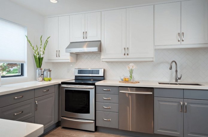 conjunto de cozinha branco e cinza