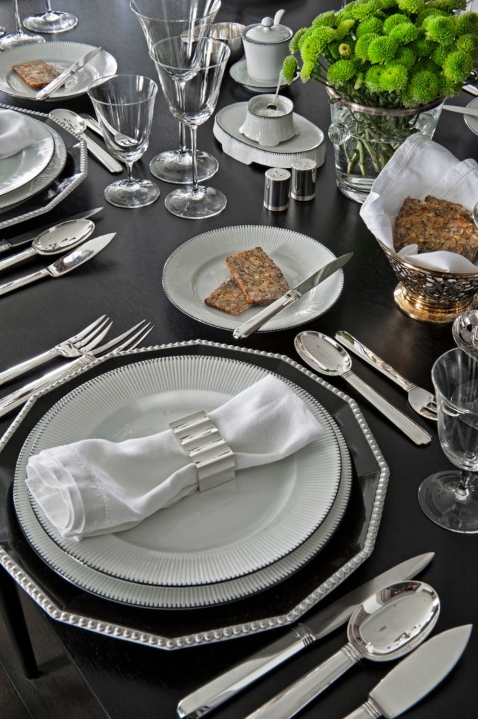 como dispor os talheres na mesa