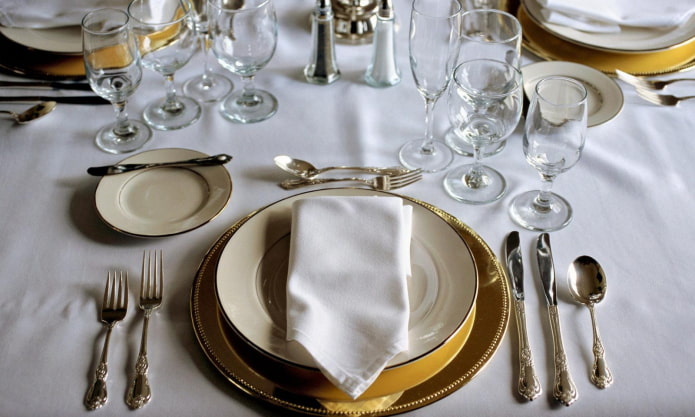 arrumação de mesa festiva de acordo com as regras