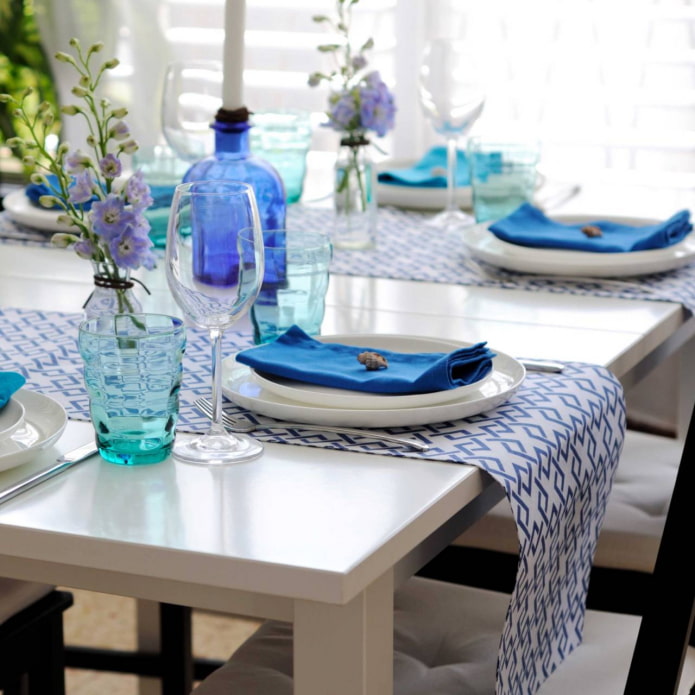 mesa posta em tons de azul