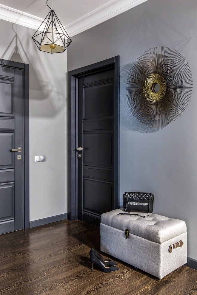 portas cinza-escuro no interior