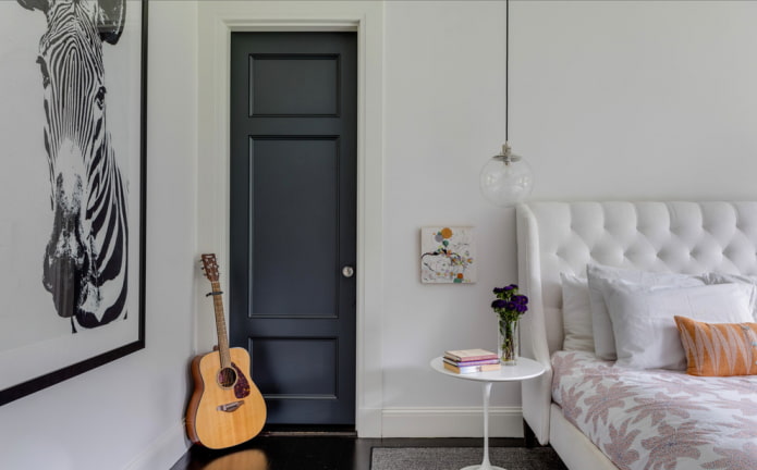 porta cinza-escuro no quarto