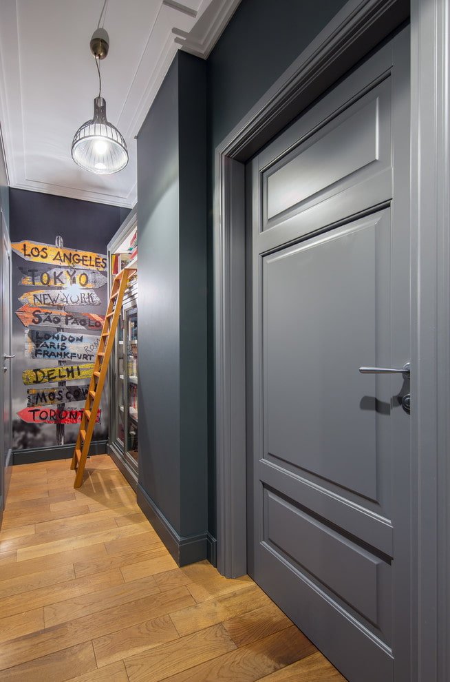 Laminado marrom e portas cinza