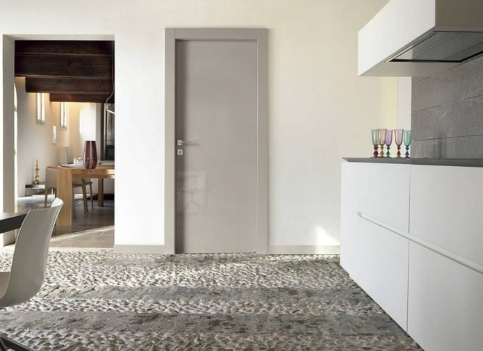 porta cinza brilhante no interior
