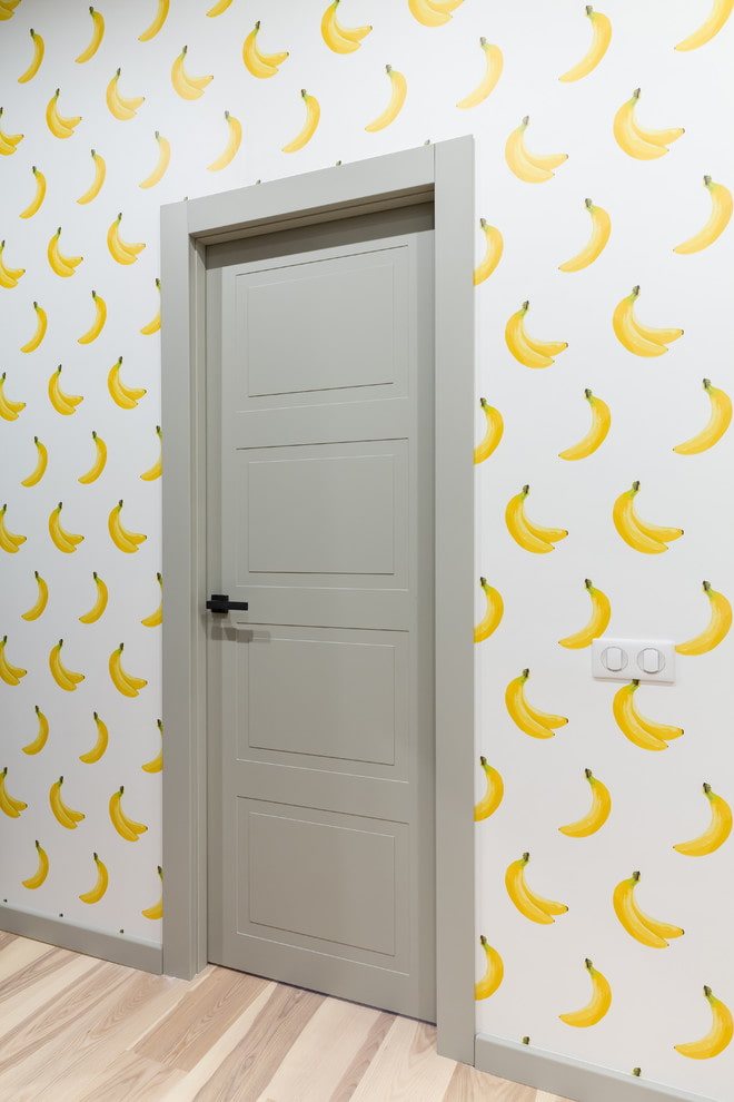 porta cinza claro no interior