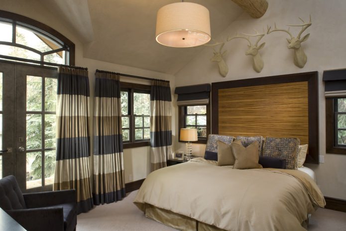 Cortinas listradas cinza-marrom