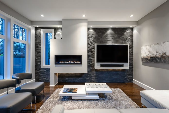 interior de sala de estar com uma parede escura de destaque feita de ardósia decorativa