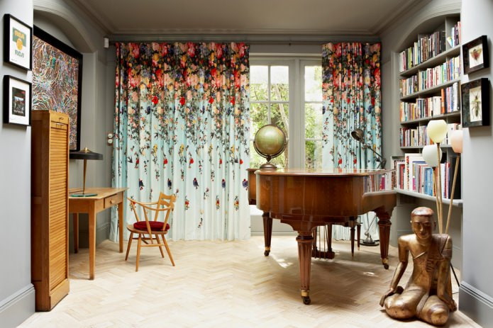 cortinas brilhantes e paredes cinzas