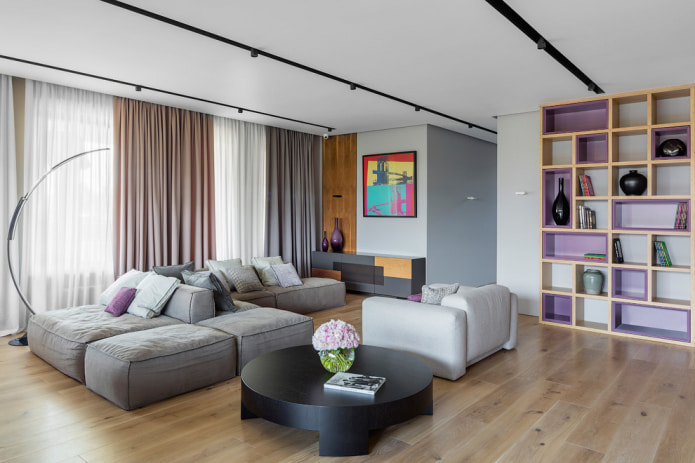 sofá modular em uma sala de estar espaçosa