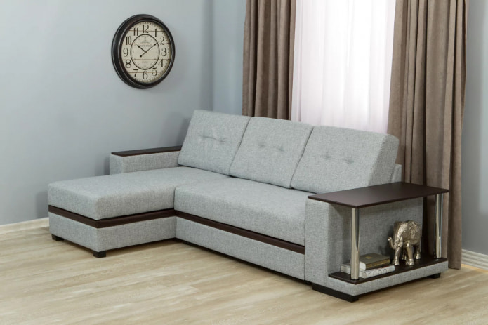 sofá com mesa sobre apoio de braço