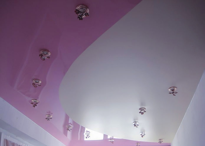 estrutura de teto cinza e rosa