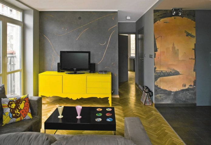 armário amarelo em uma sala de estar cinza
