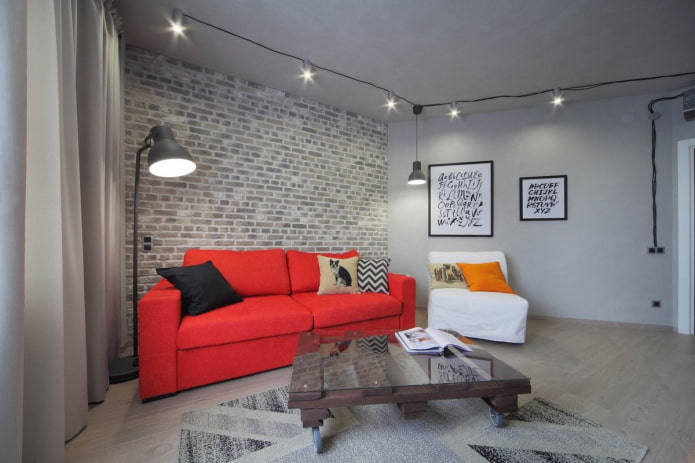 sofá vermelho na sala de estar
