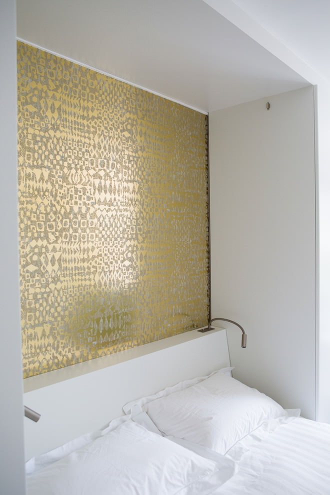 papel de parede com fios de ouro no interior