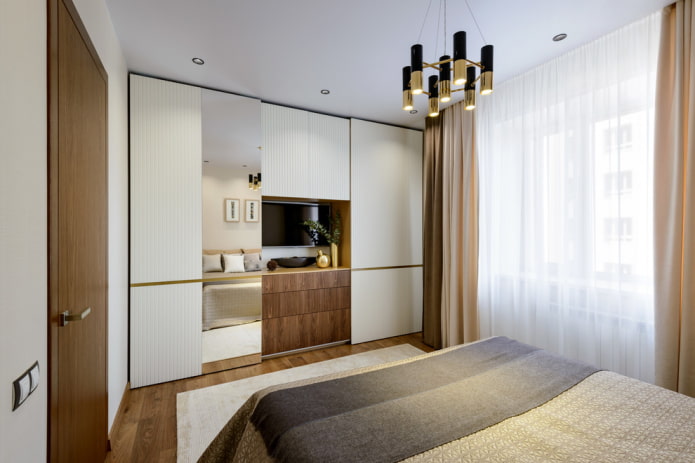 guarda-roupa com TV no interior do quarto