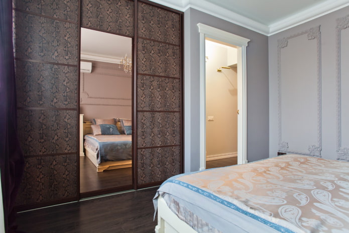 guarda-roupa deslizante com acabamento em couro na fachada do quarto