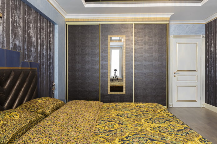 guarda-roupa deslizante com acabamento em couro na fachada do quarto
