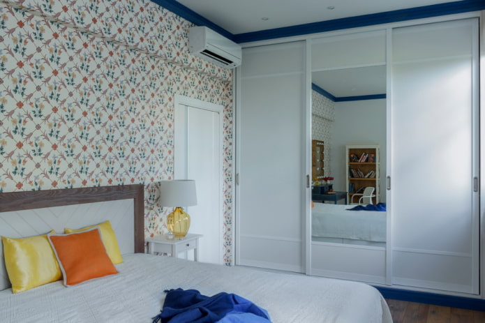 guarda-roupa com fachada espelhada no interior do quarto